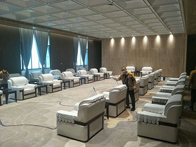 乾港集團的施工師傅們正在進(jìn)行除甲醛施工