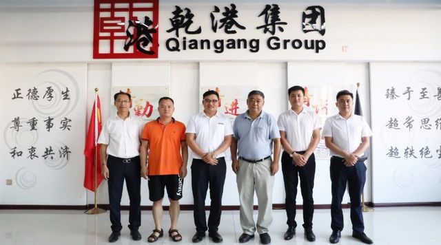 集團領(lǐng)導與蒞臨專(zhuān)家合影 集團領(lǐng)導與蒞臨專(zhuān)家合影